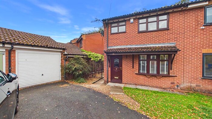 3 Bedroom Semi Detached House For Sale In Chatsworth Road, Halesowen, B62