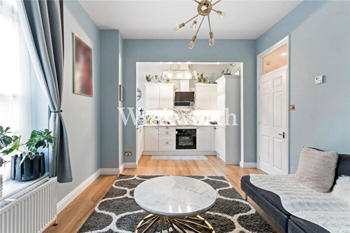 2 Bedroom Apartment For Sale In Pennington Drive, London, N21