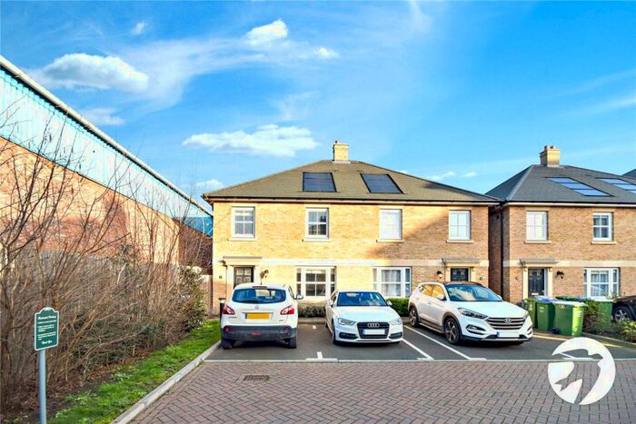 3 Bedroom Semi-Detached House To Rent In Rainbow Road, Erith, Kent, DA8