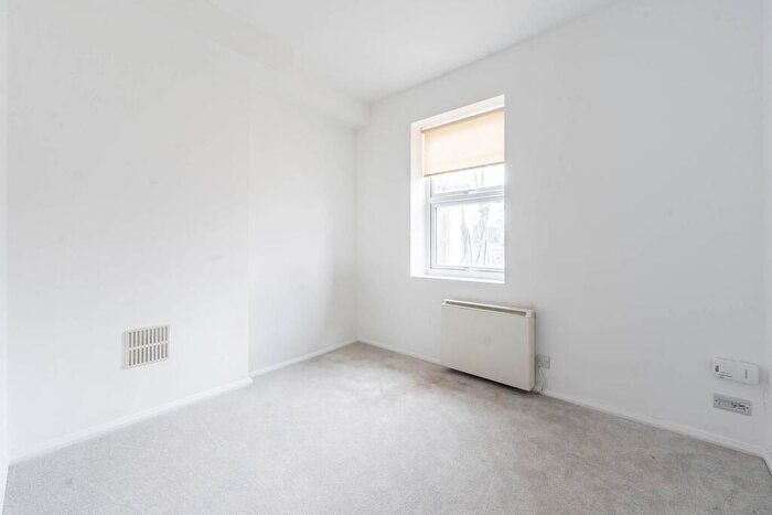 1 Bedroom Flat To Rent In Bridge Street, , Pinner, HA5