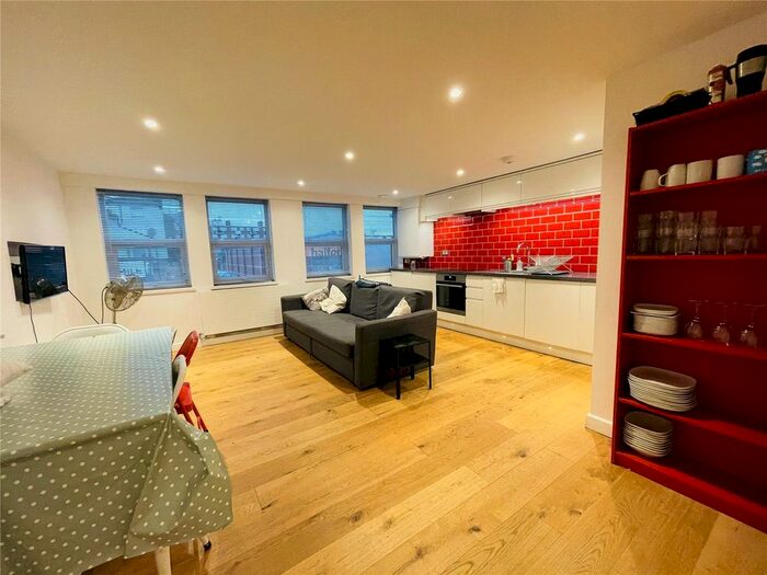 3 Bedroom Flat To Rent In Balham High Road, London SW17
