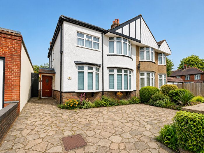 4 Bedroom Semi Detached House For Sale In Montrose Avenue, Luton, Bedfordshire, LU3