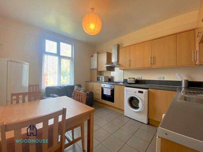 3 Bedroom Flat To Rent In Goodwyns Vale, London, N10