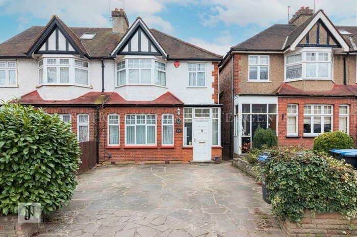 3 Bedroom Semi-Detached House To Rent In Avenue Road, Southgate, London, N14