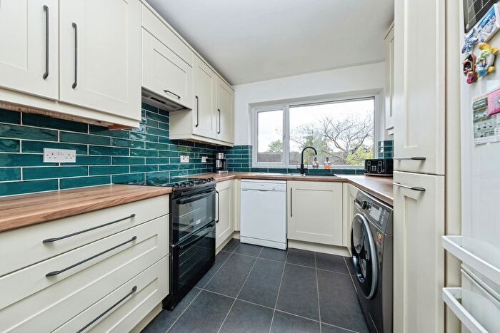 2 Bedroom Maisonette For Sale In Rowle Close, Stantonbury, Milton Keynes, Buckinghamshire, MK14