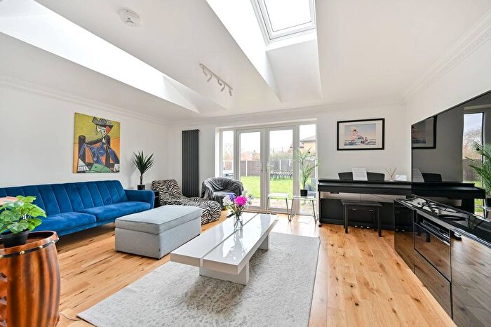 6 Bedroom Detached House For Sale In Morland Close, Hampton, TW12