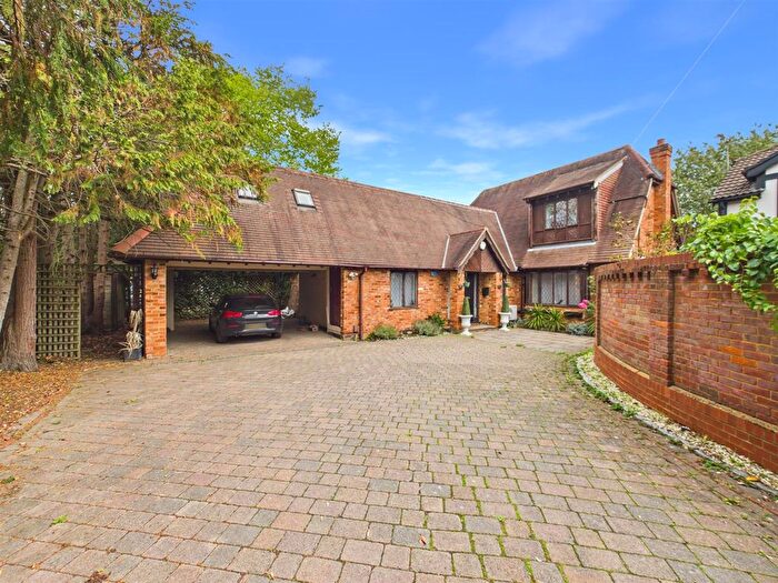 4 Bedroom Detached House For Sale In Thornhill Road, Ickenham, UB10