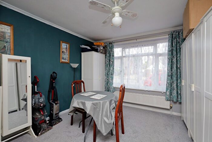 2 Bedroom Detached Bungalow For Sale In Oakleaf Drive, Polegate, BN26