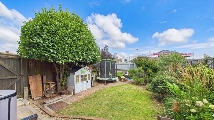 3 Bedroom End Of Terrace House For Sale In Gravelly Crescent, Lancing, BN15
