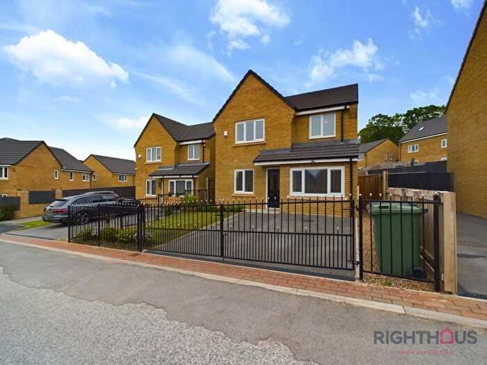 4 Bedroom Detached House For Sale In Meadow Walk Drive, Bradford, BD2