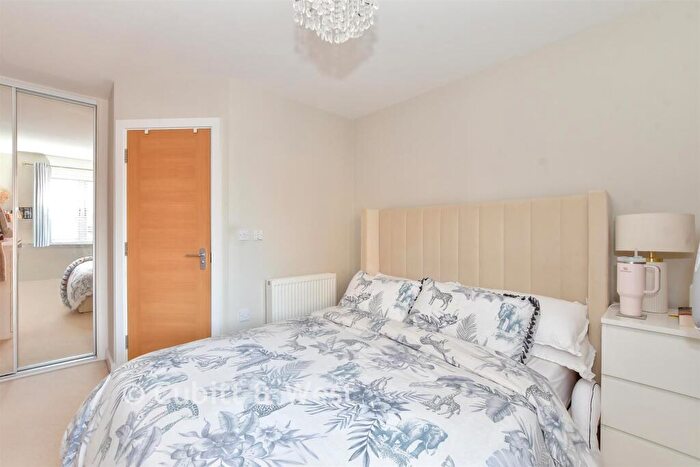 2 Bedroom Flat For Sale In Horndean, Waterlooville, Hampshire, PO8