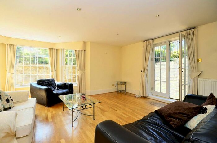 2 Bedroom Flat To Rent In Princess Park Manor, Royal Drive, Friern Barnet, London, N11