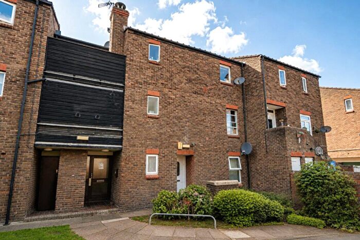 1 Bedroom Apartment For Sale In Glimpsing Green, Erith, DA18