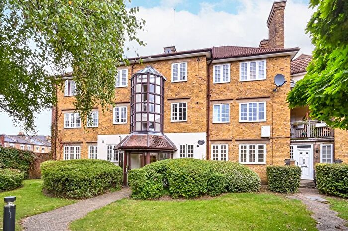 3 Bedroom Flat To Rent In Frogmore, Wandsworth, London, SW18