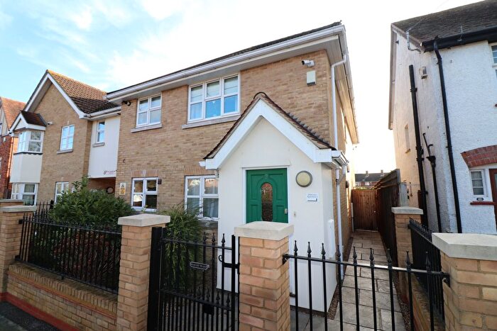 2 Bedroom Flat To Rent In Rayleigh Road, Brentwood, CM13