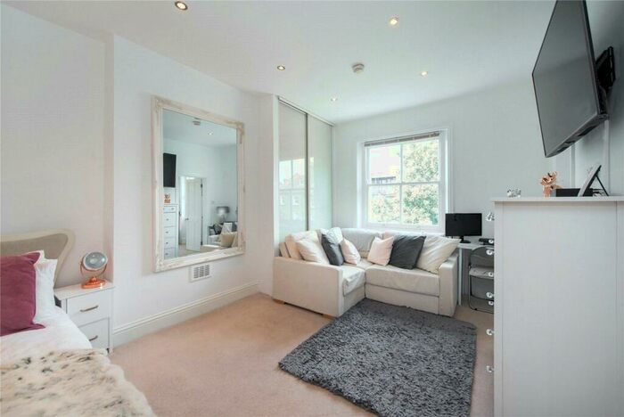 Flat To Rent In South Villas, Camden, NW1