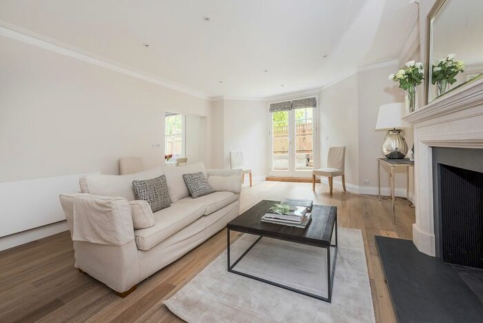3 Bedroom Flat To Rent In The Barons, St Margarets, Twickenham, TW1