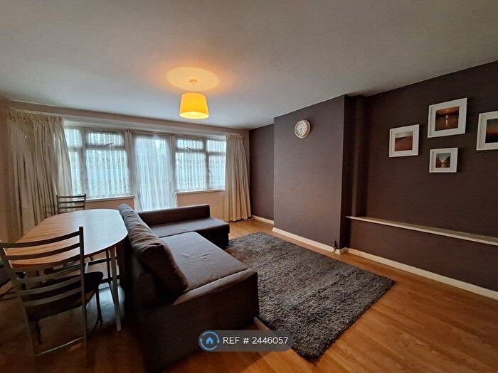 3 Bedroom Flat To Rent In Trinity Gardens, London, E16