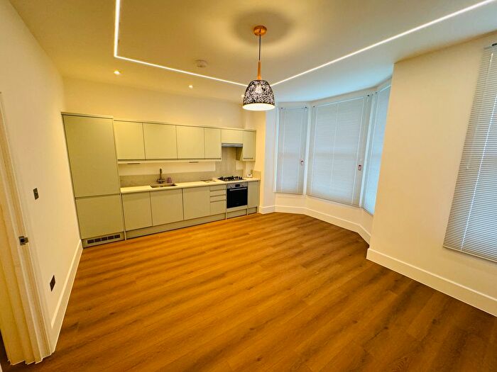 2 Bedroom Flat To Rent In Fentiman Road, London, SW8
