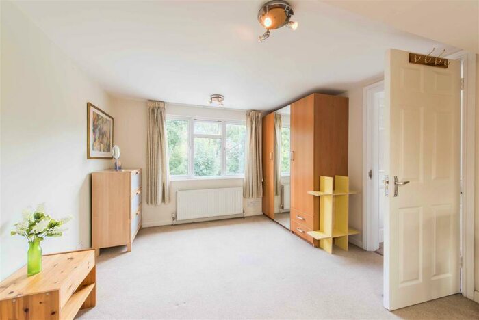 1 Bedroom Flat To Rent In Holders Hill Drive, Hendon, NW4