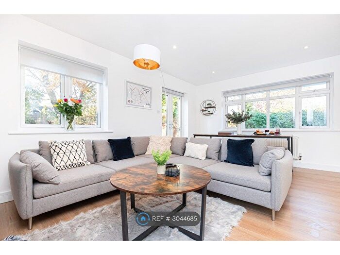 3 Bedroom Bungalow To Rent In Yeovilton Close, Lymington, SO41