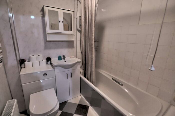 2 Bedroom Bungalow For Sale In Crammond Close, Failsworth, Manchester M40