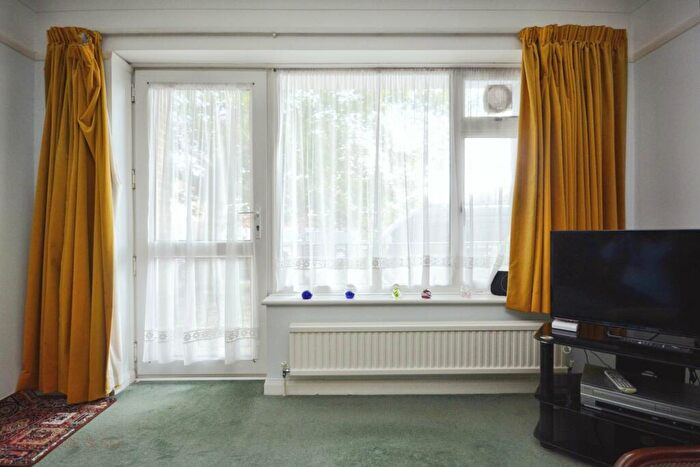 2 Bedroom Flat For Sale In Luton Avenue, Broadstairs, CT10