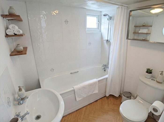 1 Bedroom Flat To Rent In Bed – Blair Road, Whalley Range, M16