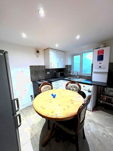3 Bedroom Flat To Rent In Dagenham, RM8