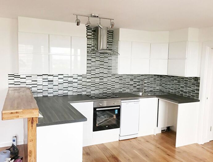 3 Bedroom Flat To Rent In Whitgift House, Westbridge Road, London, SW11