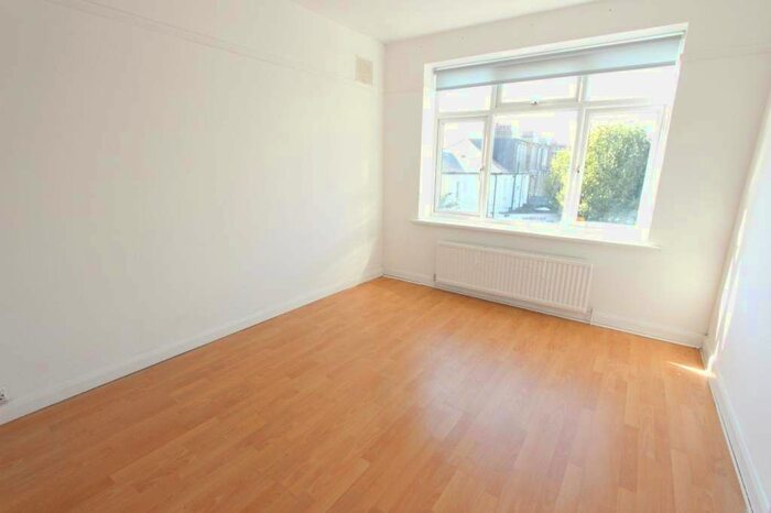 2 Bedroom Flat To Rent In High Road, London, N12
