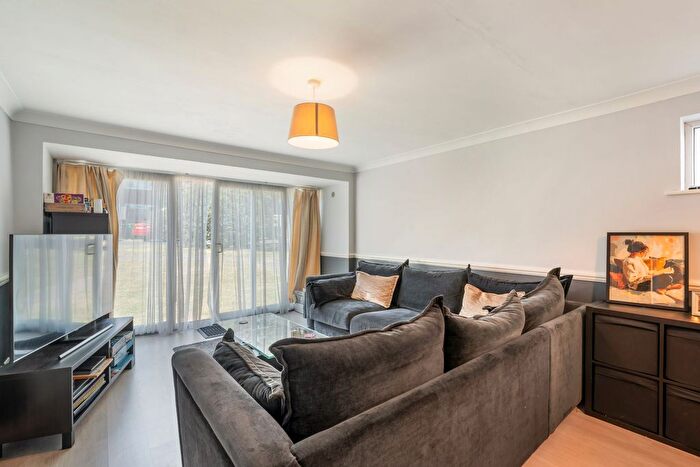 2 Bedroom Flat For Sale In Westbourne Avenue, Cheam, SM3