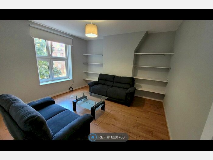 3 Bedroom Flat To Rent In Lostock House, London, SW8