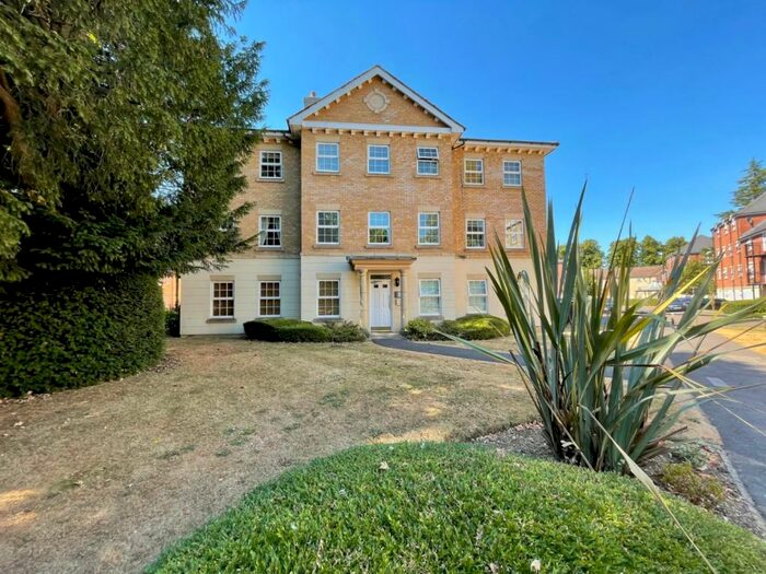 2 Bedroom Apartment To Rent In Old College Road, Newbury, Berkshire, RG14