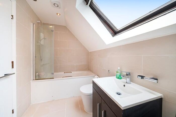 2 Bedroom Apartment To Rent In Grovelands Close London, SE5