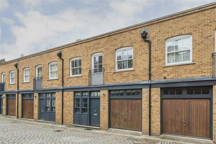 2 Bedroom Property To Rent In Great Cumberland Mews, London, W1H
