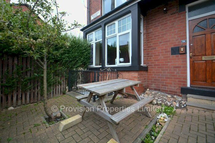 10 Bedroom Terraced House To Rent In Headingley Avenue, Leeds, LS6