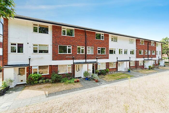 2 Bedroom Flat For Sale In Abbey Park, Beckenham, BR3