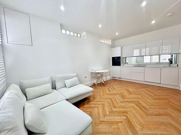 2 Bedroom Mews To Rent In Farnell Mews, London, SW5