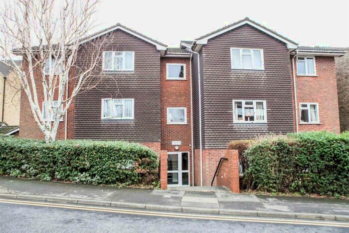 2 Bedroom Flat To Rent In Regency Court, Brentwood, CM14