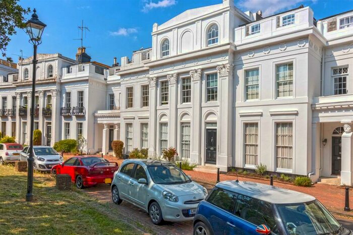 2 Bedroom Flat To Rent In Park Crescent, Worthing, BN11