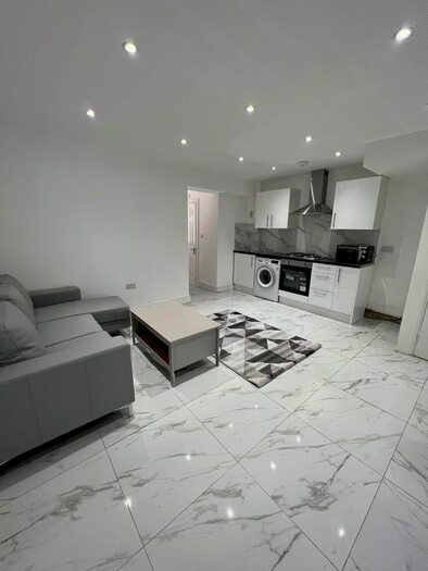 2 Bedroom Flat To Rent In Brompton Close, Hounslow, TW4