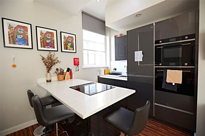 Apartment To Rent In Apt, Cross Street #, M2