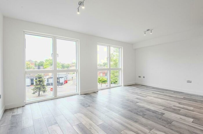 2 Bedroom Flat To Rent In (entry Through Maple Road) London, SE20