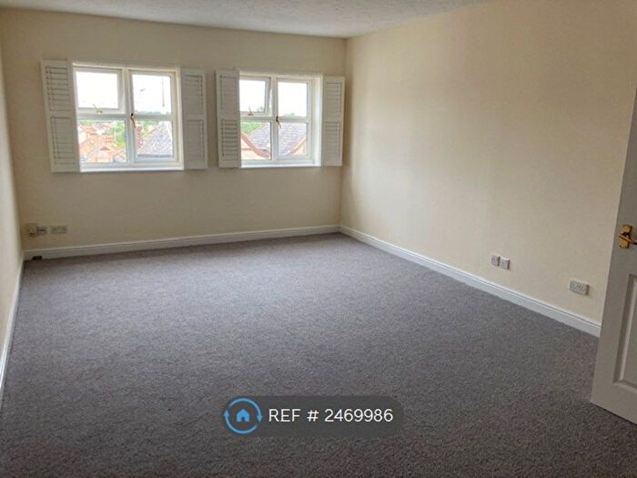 2 Bedroom Flat To Rent In Windmill Hill, Enfield, EN2