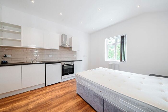 Flat To Rent In Larch Road London, NW2