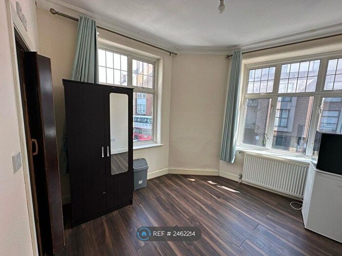 Studio To Rent In Brent Street, London, NW11