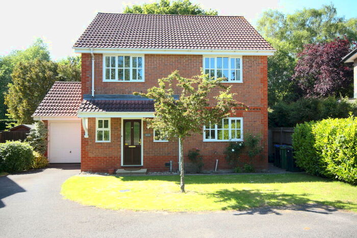 4 Bedroom Detached House To Rent In Knaphill, Woking, GU21