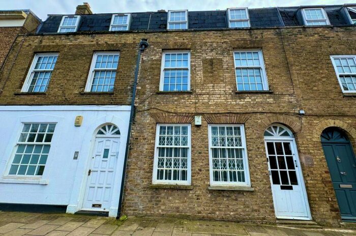 1 Bedroom Flat To Rent In Victoria Street, SL4