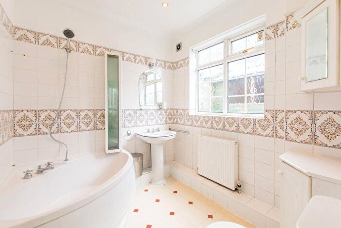 2 Bedroom Cottage To Rent In East End Road, East Finchley, London, N2